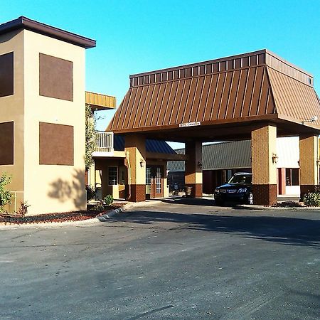 Magnuson Hotel Red Baron Garden City Bagian luar foto