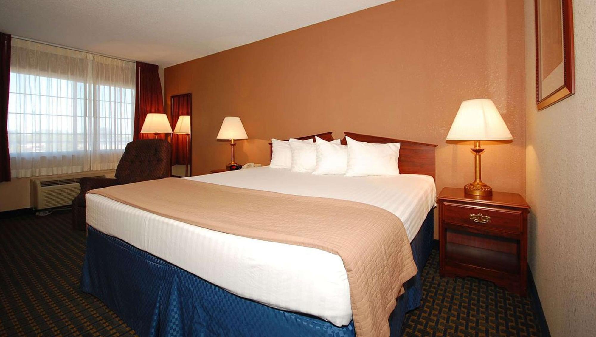 Magnuson Hotel Red Baron Garden City Bagian luar foto