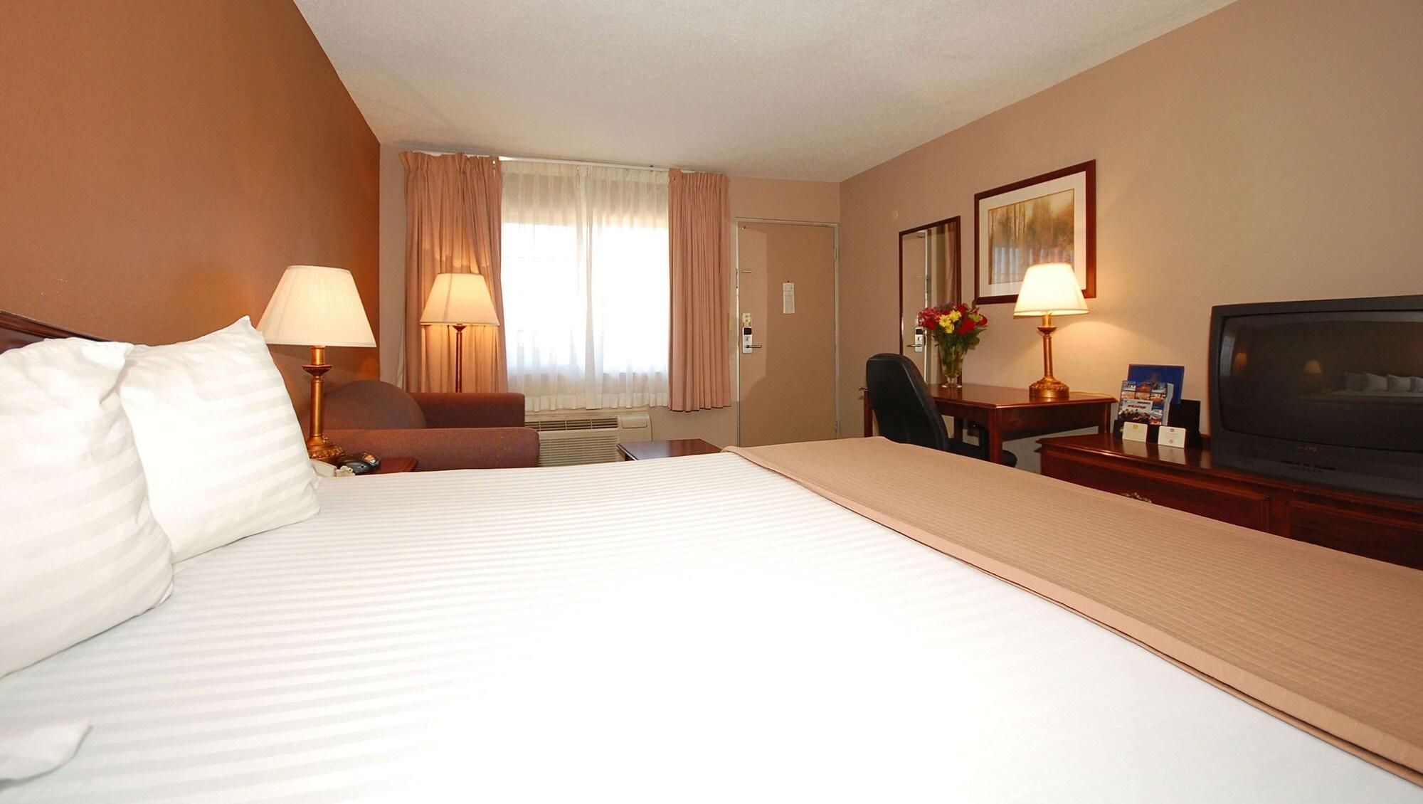 Magnuson Hotel Red Baron Garden City Bagian luar foto