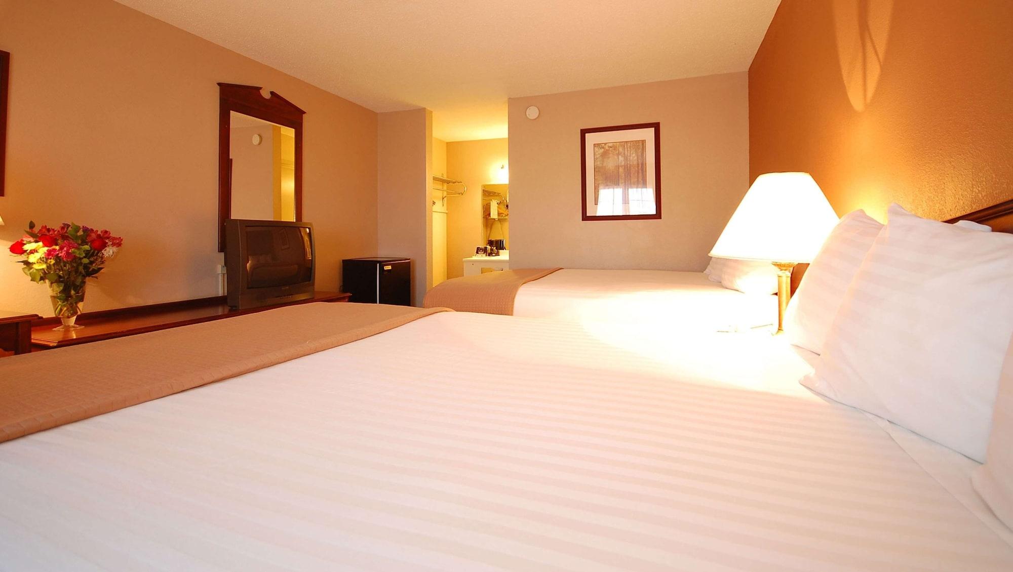 Magnuson Hotel Red Baron Garden City Bagian luar foto
