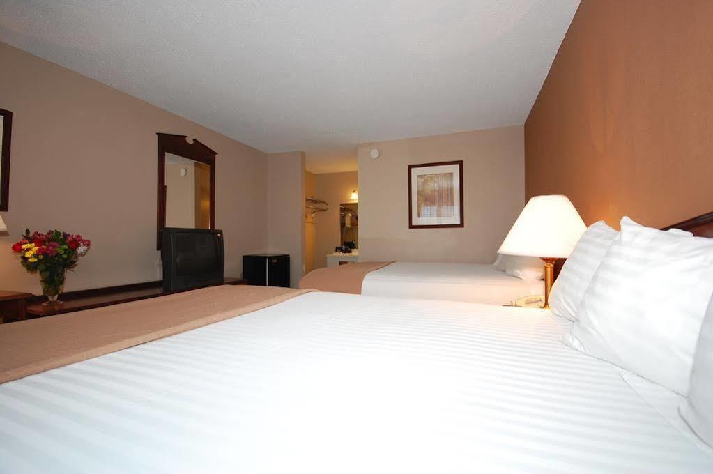 Magnuson Hotel Red Baron Garden City Bagian luar foto